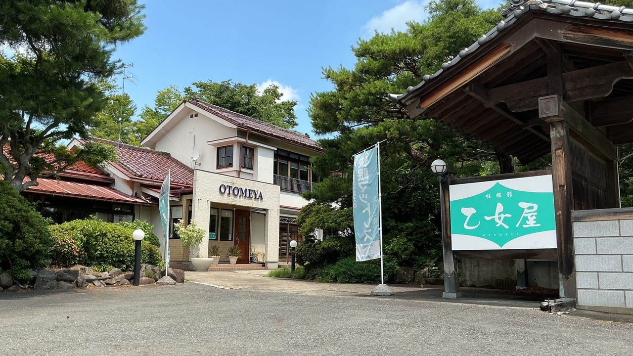 快眠館 乙女屋の外観と看板（岩手県奥州市）