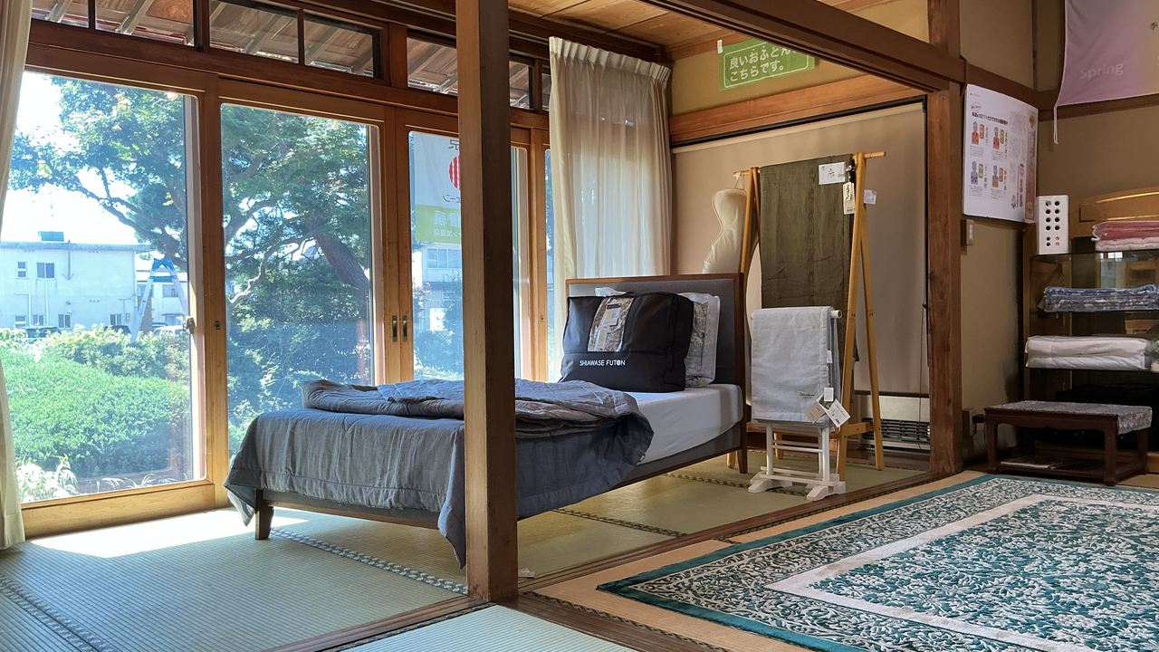 窓から光が差し込む和室のベッド展示スペース（快眠館 乙女屋）