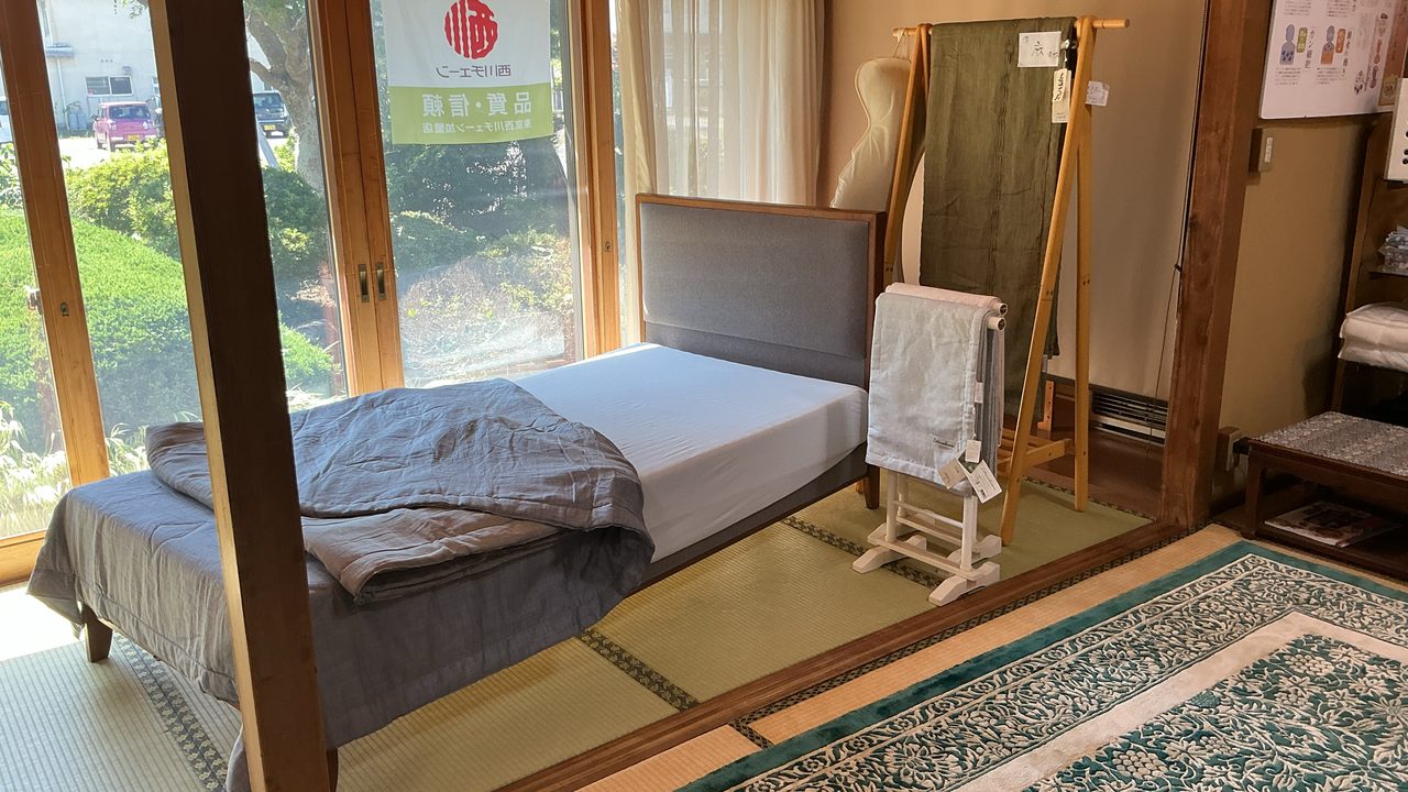 整えられたベッドと寝具が並ぶ快眠館 乙女屋の展示スペース