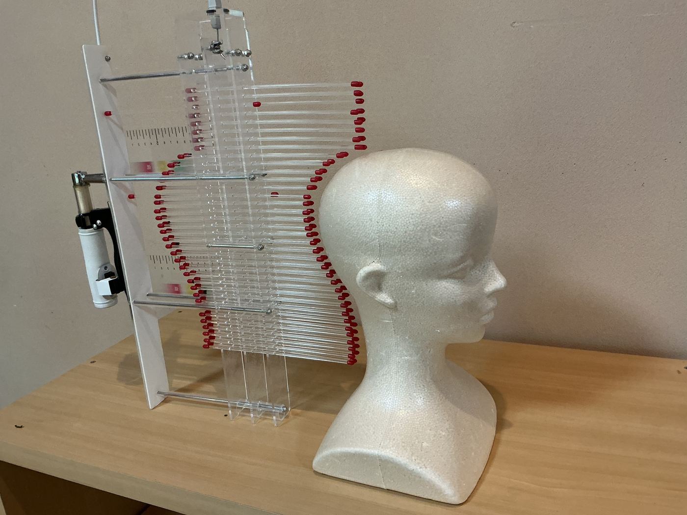 頭と首のかたちを測る専用計測器（ピロースケール）