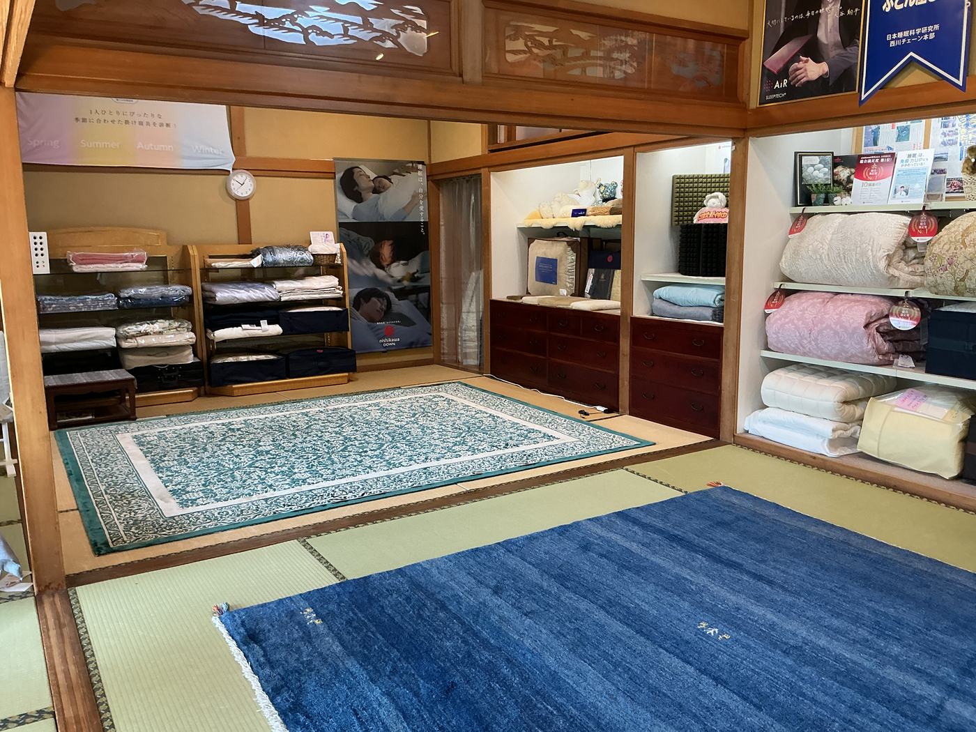 羽毛布団・カバー・毛布が並ぶ快眠館 乙女屋の寝具売り場