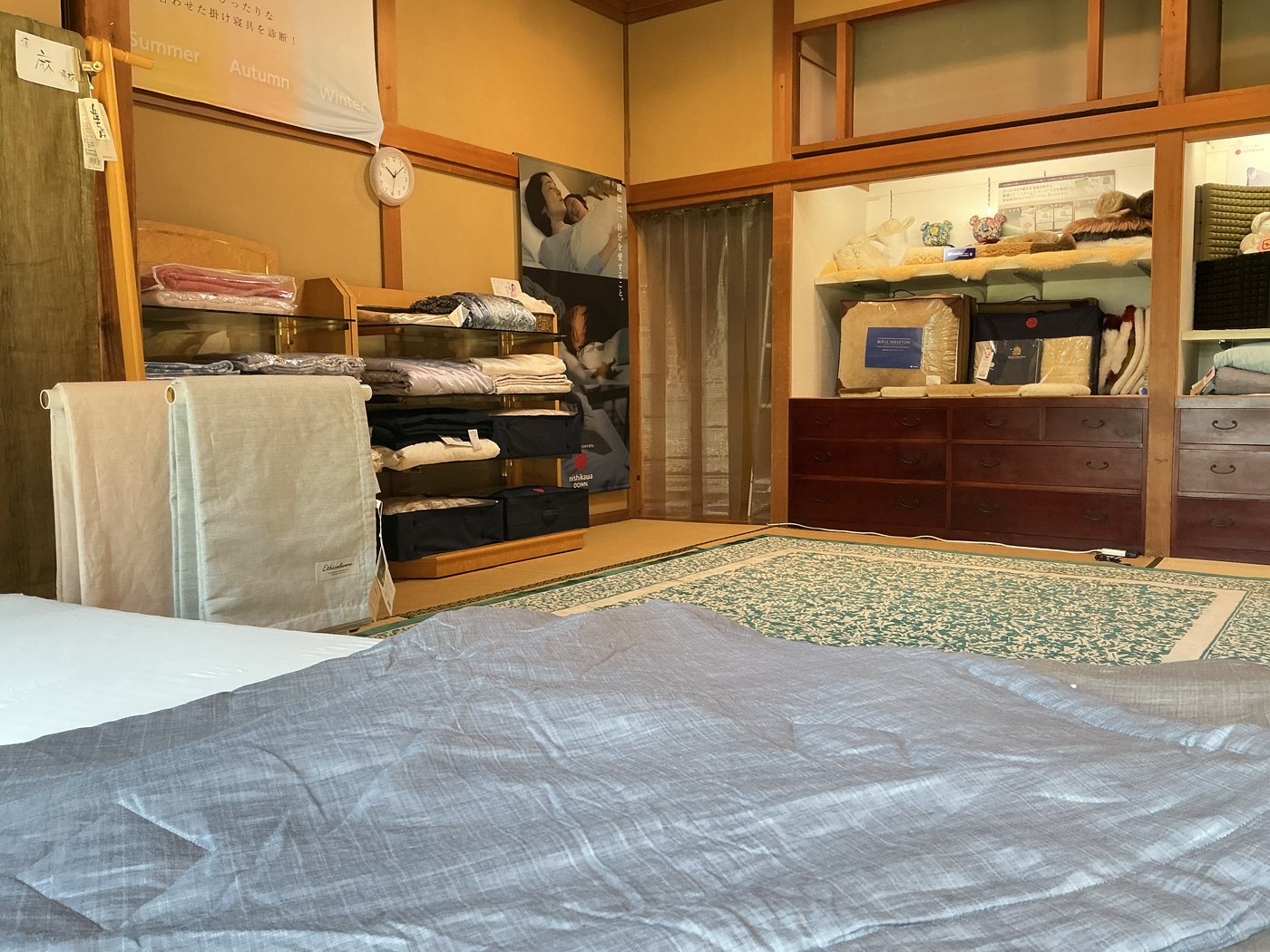 和室に敷いた布団一式（快眠館 乙女屋の店内）