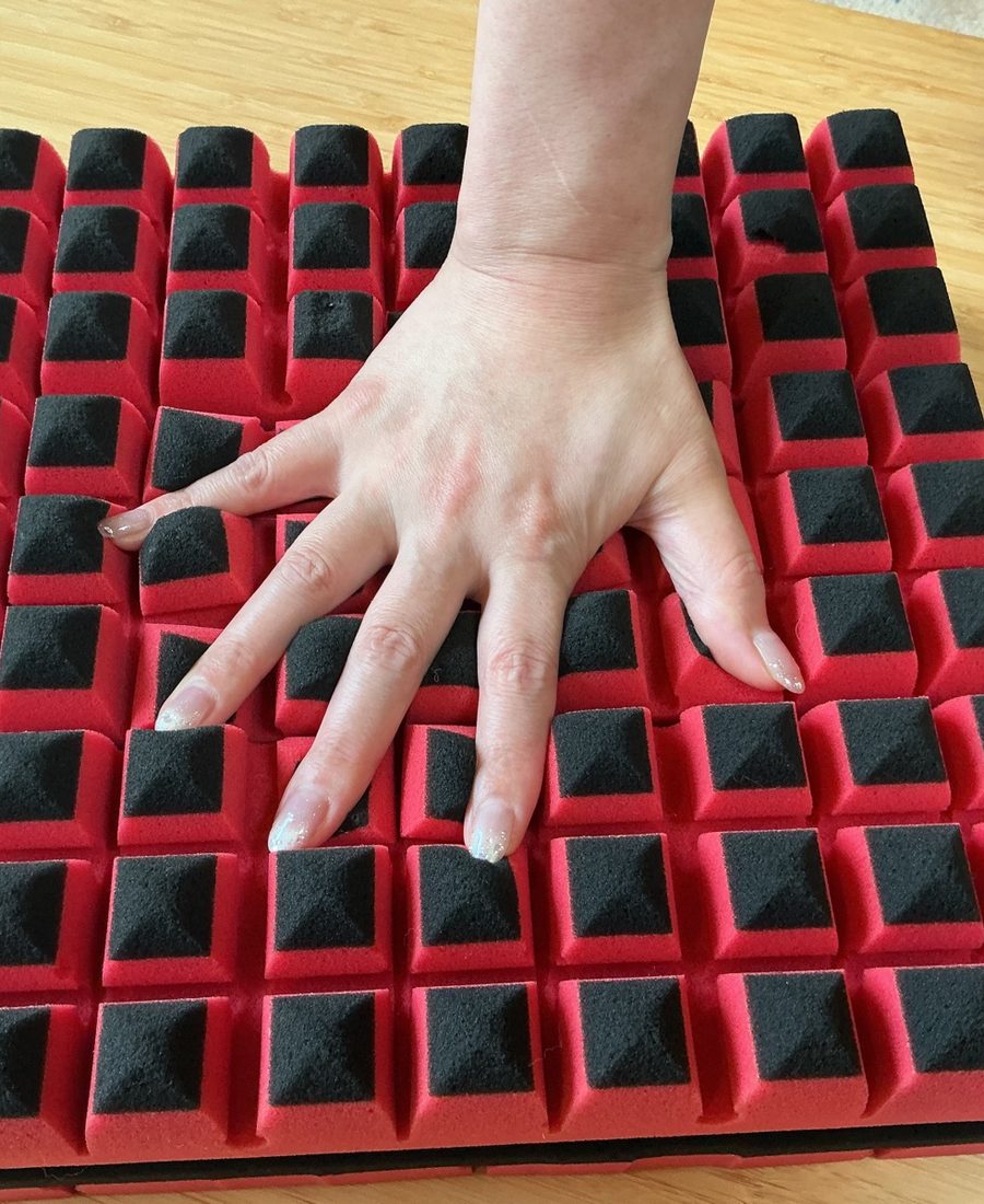 凹凸のマットレスを手で押して確かめる