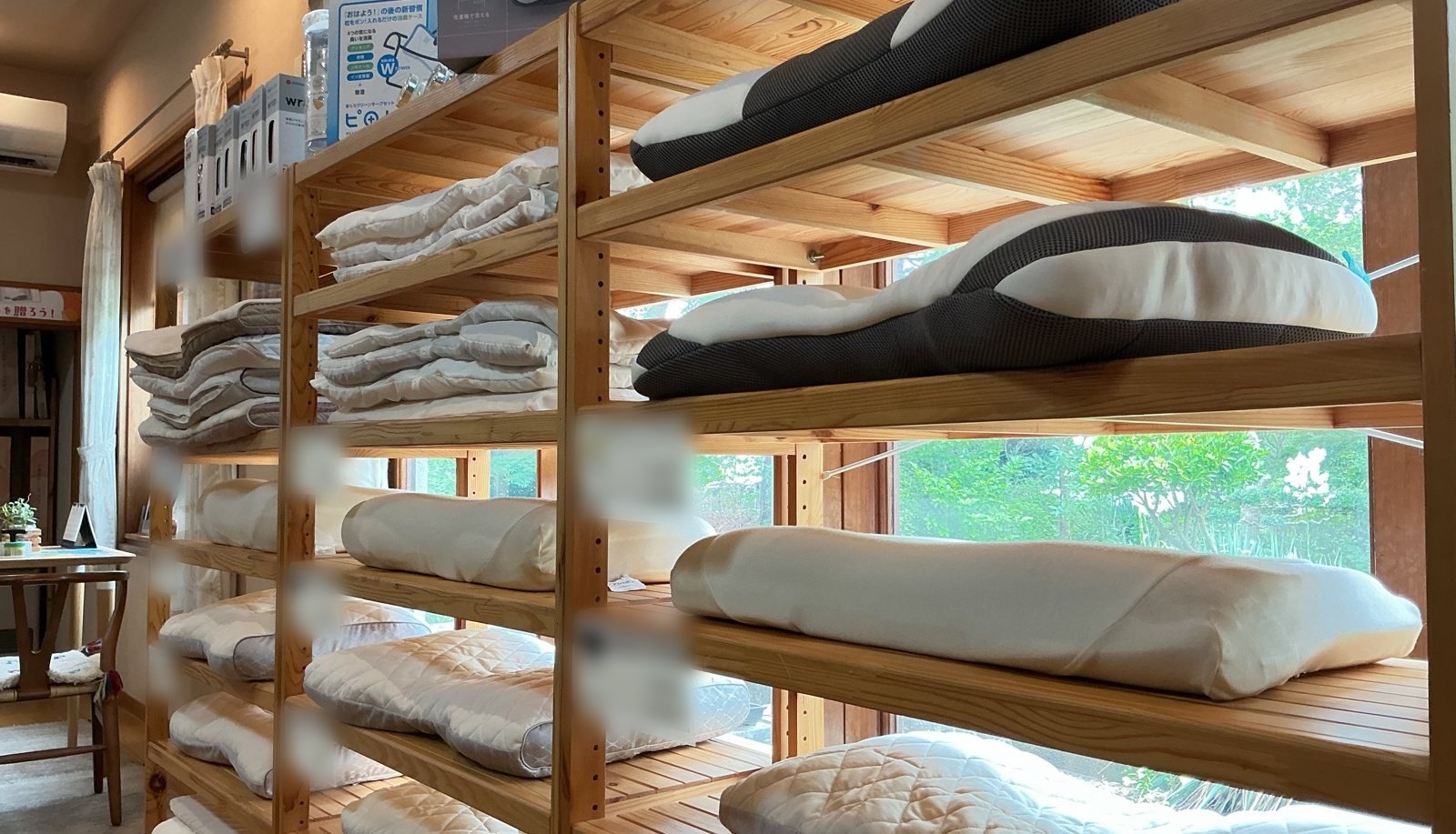 窓辺の木の棚に並ぶ、乙女屋の枕