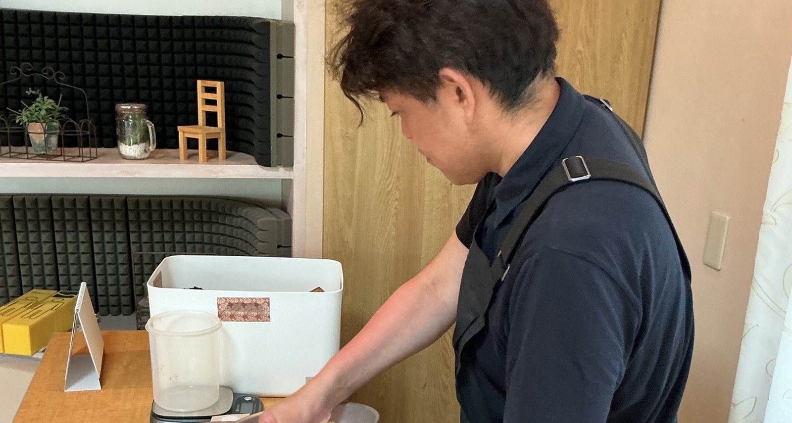 店主が枕に中材を足して、高さを合わせているところ